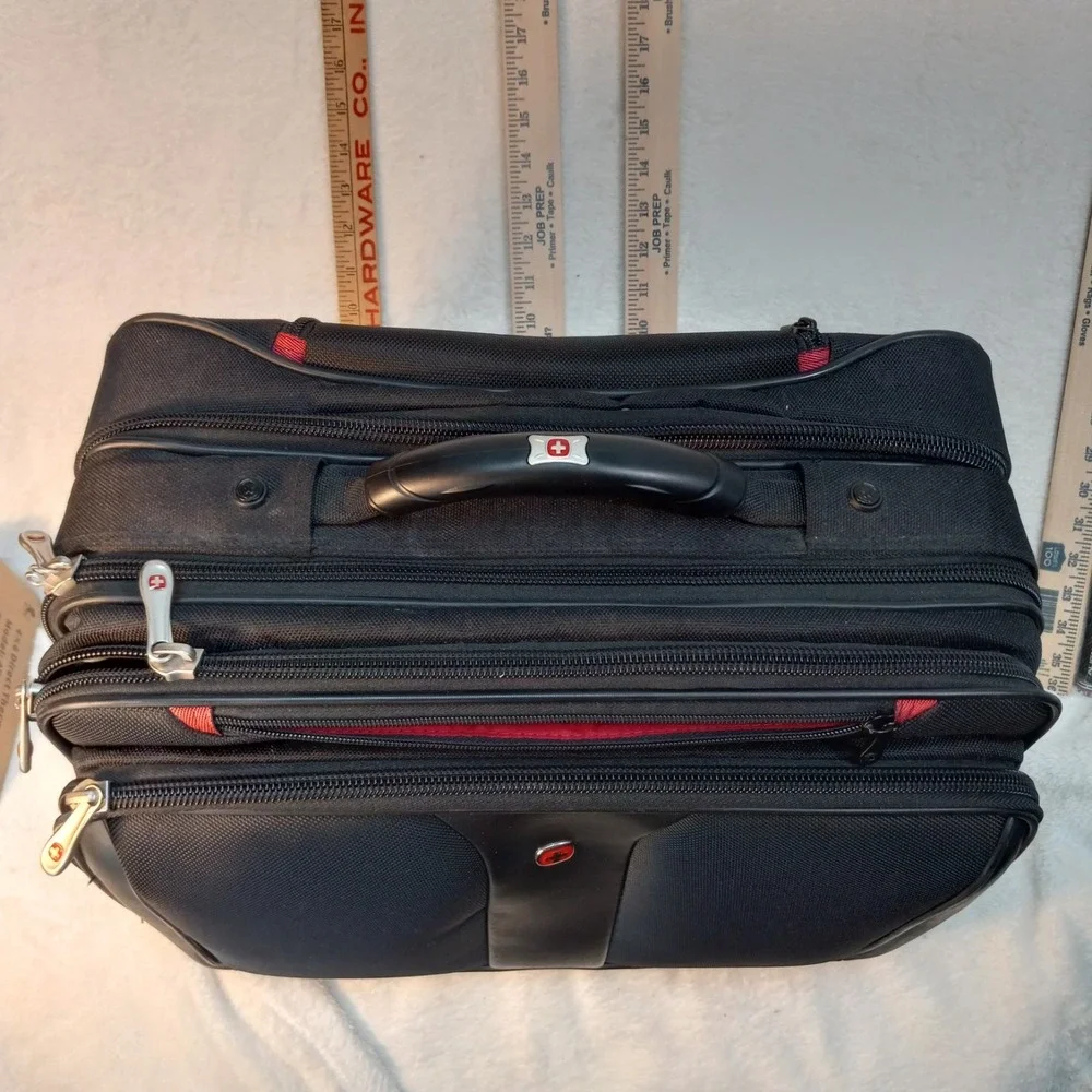 Wenger Swiss Gear Rolling Travel Carry On Laptop Briefcase Bag 17 X 14 Inch